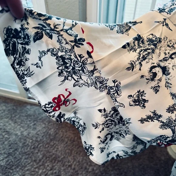 NWOT Beautiful Victoria Secret Kimono Style Robe. Size: XL/XXL - Picture 6 of 7